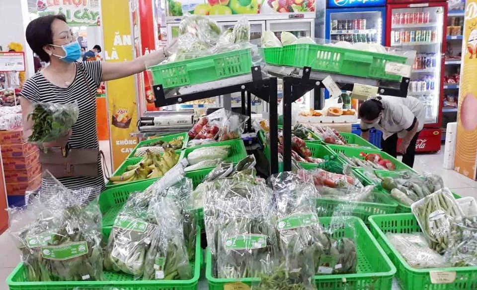 Người tiêu dùng mua rau tiêu chuẩn xanh tại siêu thị Big C.