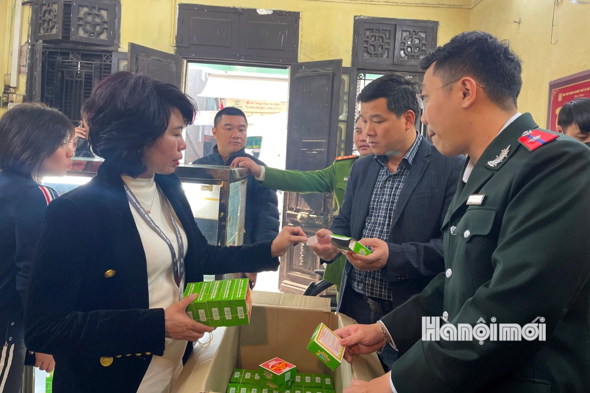 Đoàn kiểm tra liên ngành công tác an toàn thực phẩm số 1 của thành phố Hà Nội kiểm tra nhãn mác bánh cốm Nguyên Ninh (11 Hàng Than, quận Ba Đình). Đoàn kiểm tra liên ngành công tác an toàn thực phẩm số 1 của thành phố Hà Nội kiểm tra nhãn mác bánh cốm Nguyên Ninh (11 Hàng Than, quận Ba Đình).