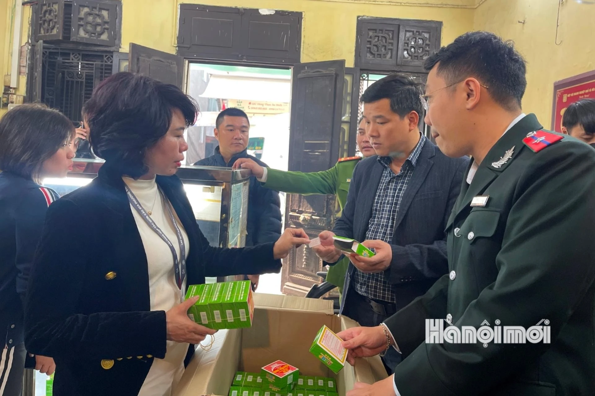 Đoàn kiểm tra liên ngành công tác an toàn thực phẩm số 1 của thành phố Hà Nội kiểm tra nhãn mác bánh cốm Nguyên Ninh (11 Hàng Than, quận Ba Đình).