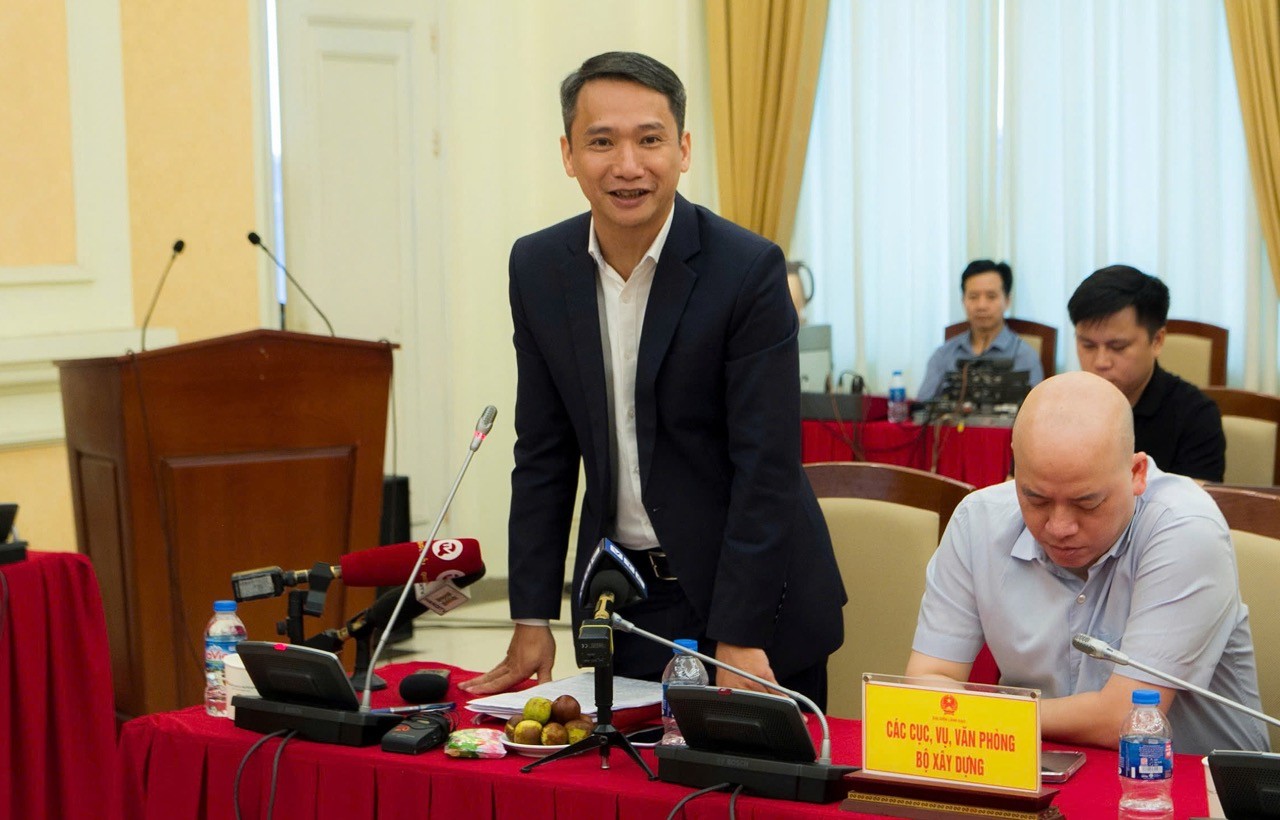 Ông Vương Duy Dũng, Phó cục trưởng Cục quản lý Nhà ở và thị trường bất động sản, phát biểu tại buổi họp báo. Ảnh: Bộ Xây dựng vu-o-ng-duy-du-ng-pho-ct-cu-c-1829-5241-1729151677-large-3705.jpeg