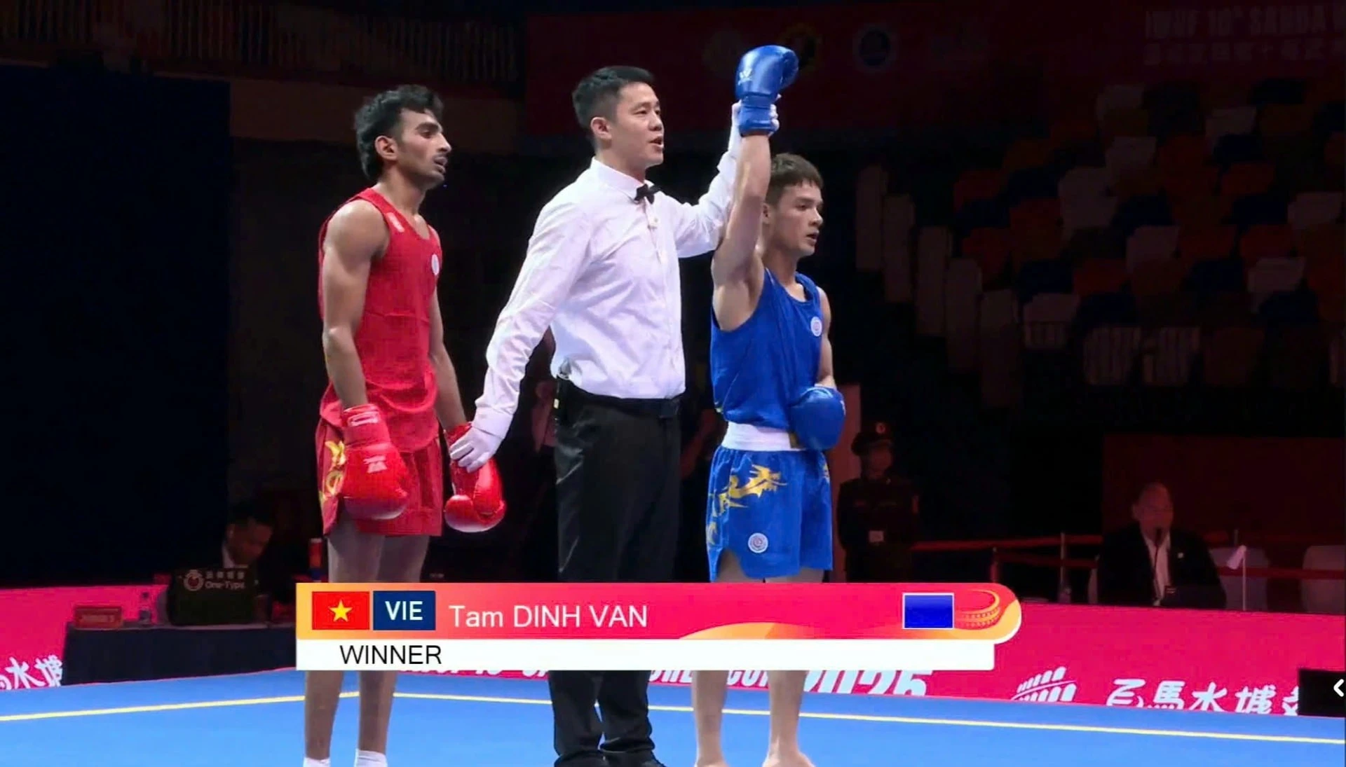 Võ sĩ Đinh Văn Tâm (áo xanh) thắng thuyết phục võ sĩ Anuj (Ấn Độ), ở hạng cân 52kg ở trận chung kết.