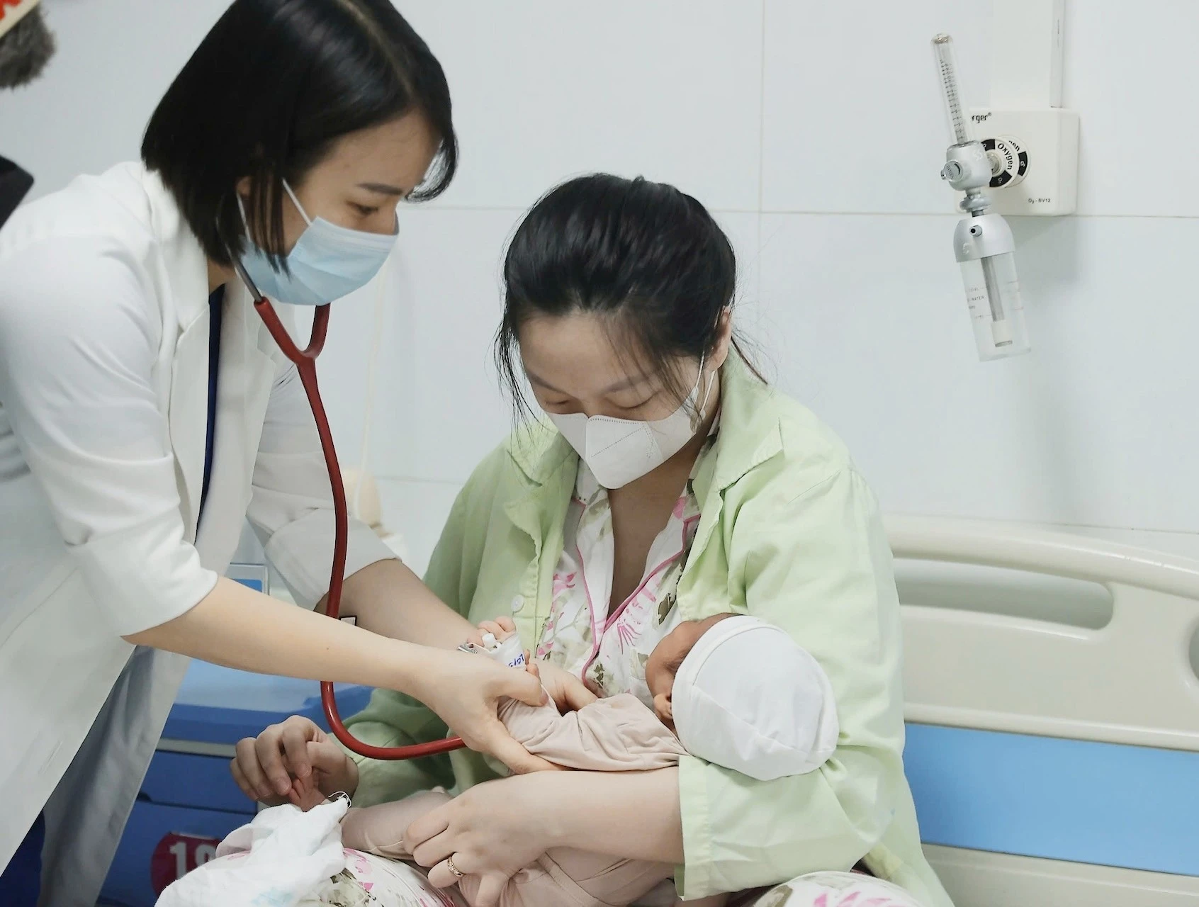 Thời tiết nắng nóng tạo điều kiện cho một số bệnh truyền nhiễm phát triển, cha mẹ cần kịp thời đưa con đi viện khi có các triệu chứng bất ổn.