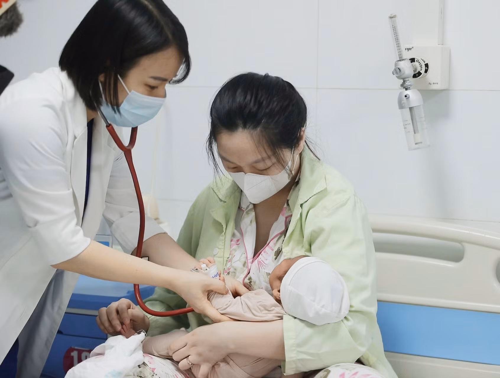 Thời tiết nắng nóng tạo điều kiện cho một số bệnh truyền nhiễm phát triển, cha mẹ cần kịp thời đưa con đi viện khi có các triệu chứng bất ổn.