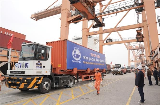 Năm thứ tư liên tiếp, Cảng Tân Vũ đón TEU thứ 1 triệu thông qua cầu tàu. Năm thứ tư liên tiếp, Cảng Tân Vũ đón TEU thứ 1 triệu thông qua cầu tàu.