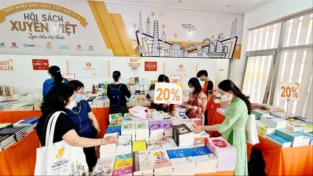 Cần thêm những chính sách hỗ trợ sáng tác và quảng bá văn học ở Việt Nam.