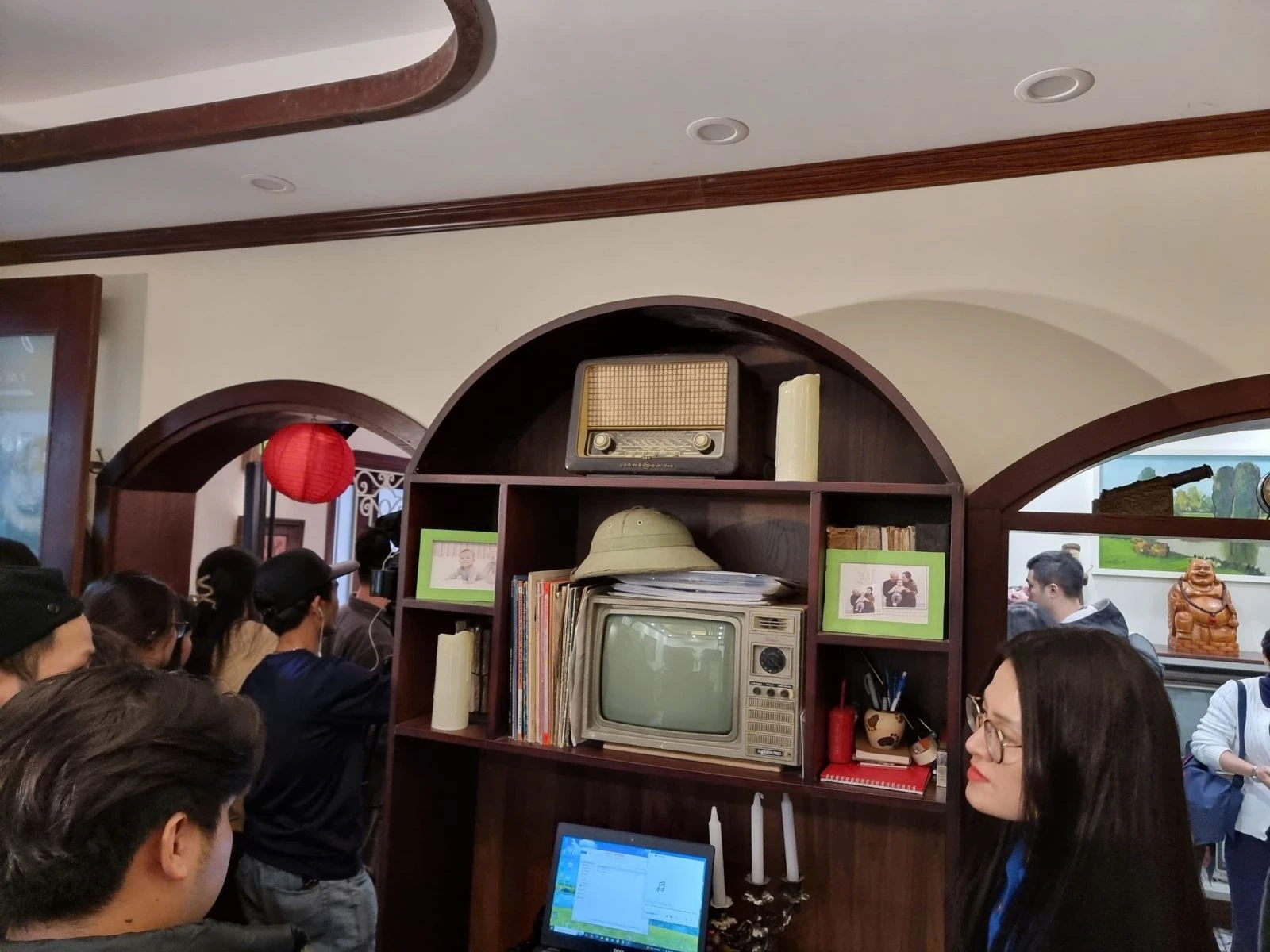 Không gian Tết Việt thời bao cấp thu hút sự tìm hiểu của các bạn trẻ.