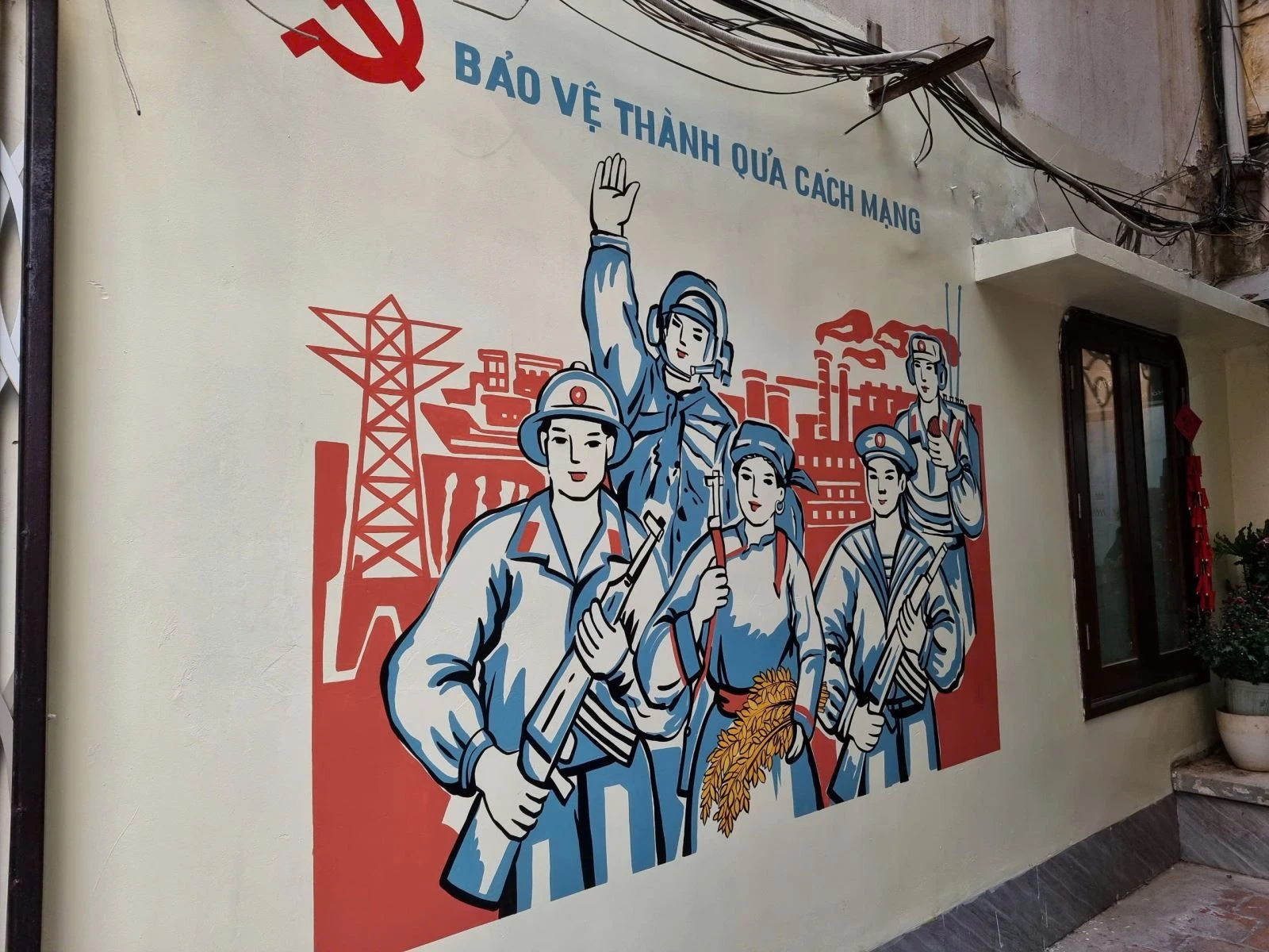 Lối vào không gian trong Khu tập thể cũ ở số 6 Tông Đản (Hoàn Kiếm).