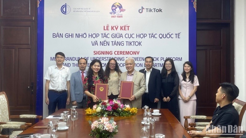 Quang cảnh lễ ký kết. Quang cảnh lễ ký kết.