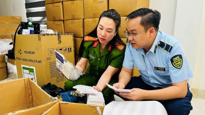 Cơ quan chức năng khám xét trụ sở một công ty sản xuất và buôn bán hàng giả quy mô lớn, thu giữ khoảng 100 tấn thực phẩm chức năng và trang thiết bị y tế giả.