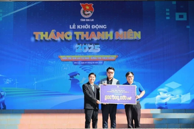 Ban tổ chức trao bảng tượng trưng chương trình hỗ trợ học bổng cho các em học sinh.