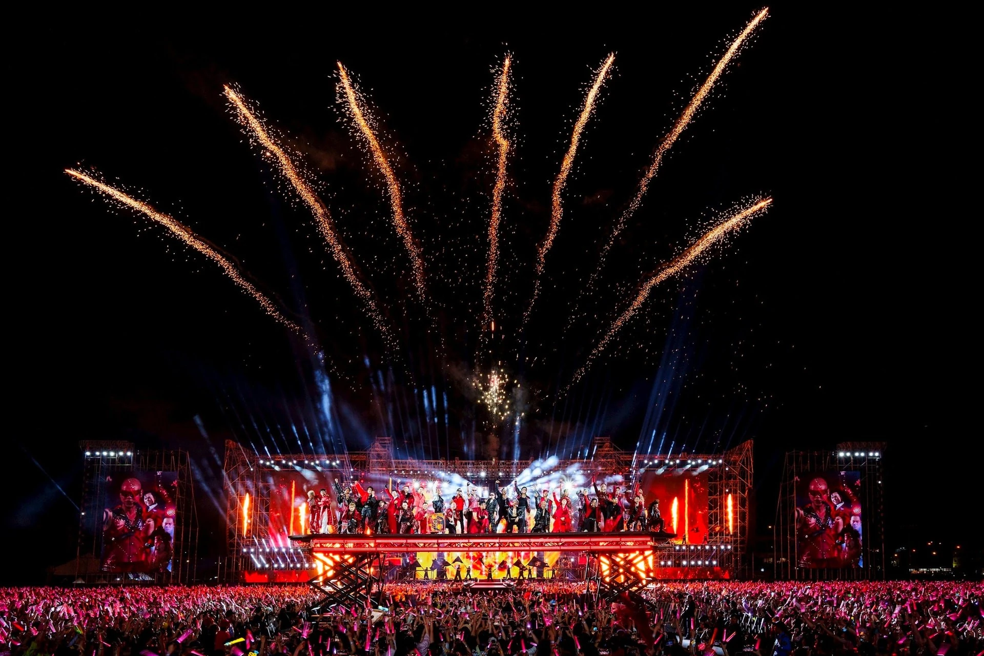 Live concert “Anh trai vượt ngàn chông gai" tạo đột phá cho thị trường biểu diễn tại Việt Nam.