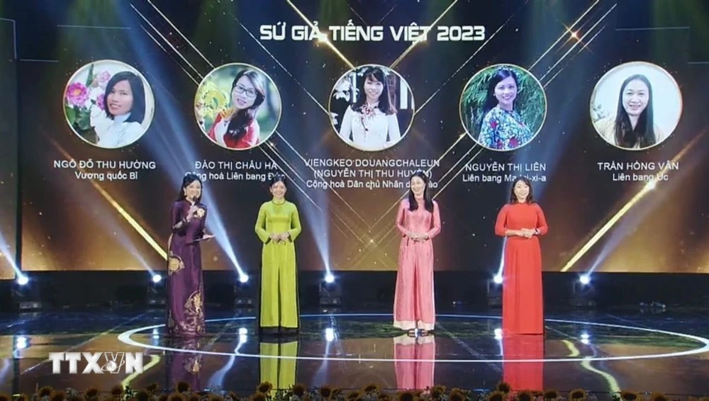 Cô giáo Nguyễn Thị Liên (thứ hai, từ trái sang) là 1 trong 5 người được vinh danh "Sứ giả tiếng Việt ở nước ngoài" năm 2023, tại Đêm Gala Tôn vinh tiếng Việt 2023 được tổ chức tại Hà Nội ngày 8/9/2023.