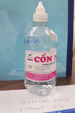 Lọ cồn y tế giả chứa methanol. Lọ cồn y tế giả chứa methanol.