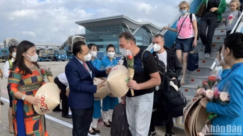 Du khách Nga trong chuyến bay thẳng đến Nha Trang, Khánh Hòa vào năm 2021.