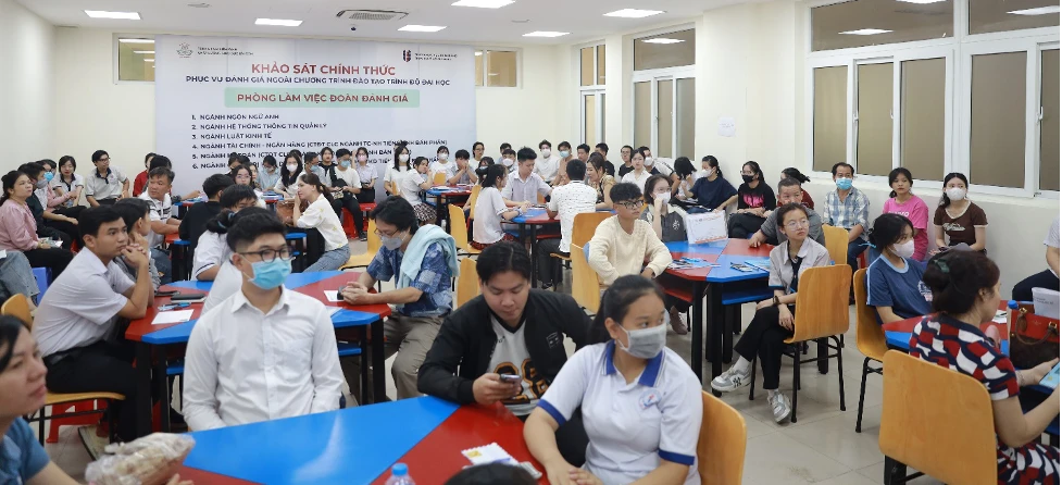 Thí sinh chờ để tham dự kỳ thi V-SAT 2024.