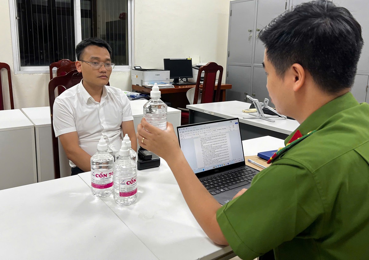 Đối tượng Tuấn sản xuất cồn y tế giả. Đối tượng Tuấn sản xuất cồn y tế giả.