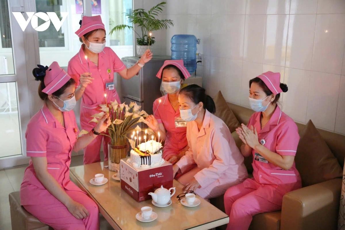 Tổ chức sinh nhật cho bệnh nhân là khách du lịch tại Bệnh viện Đà Nẵng Tổ chức sinh nhật cho bệnh nhân là khách du lịch tại Bệnh viện Đà Nẵng