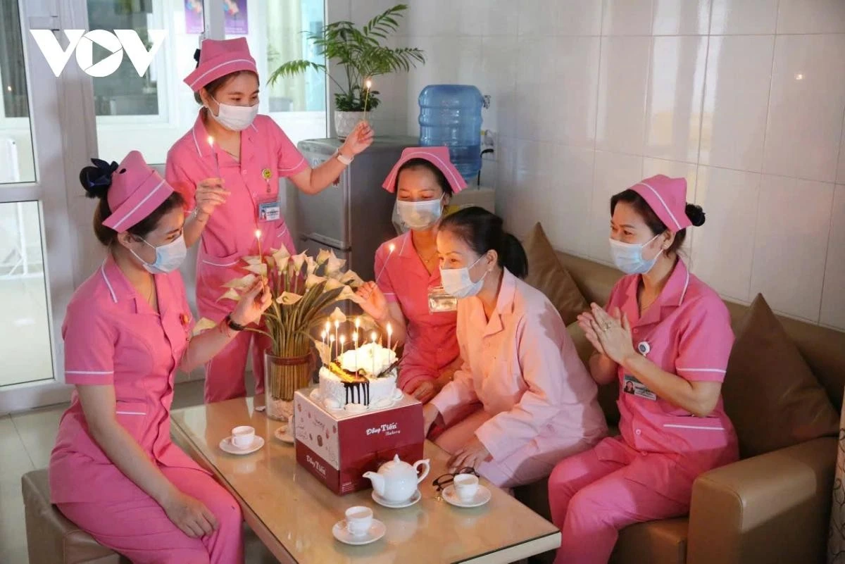 Tổ chức sinh nhật cho bệnh nhân là khách du lịch tại Bệnh viện Đà Nẵng
