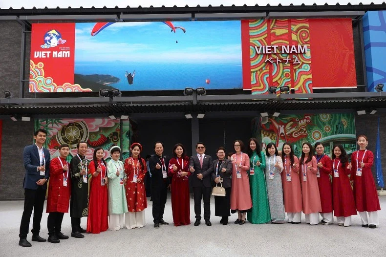 Lãnh đạo và cán bộ Nhà Triển lãm Việt Nam chụp ảnh cùng Tổng lãnh sự Việt Nam tại Osaka.