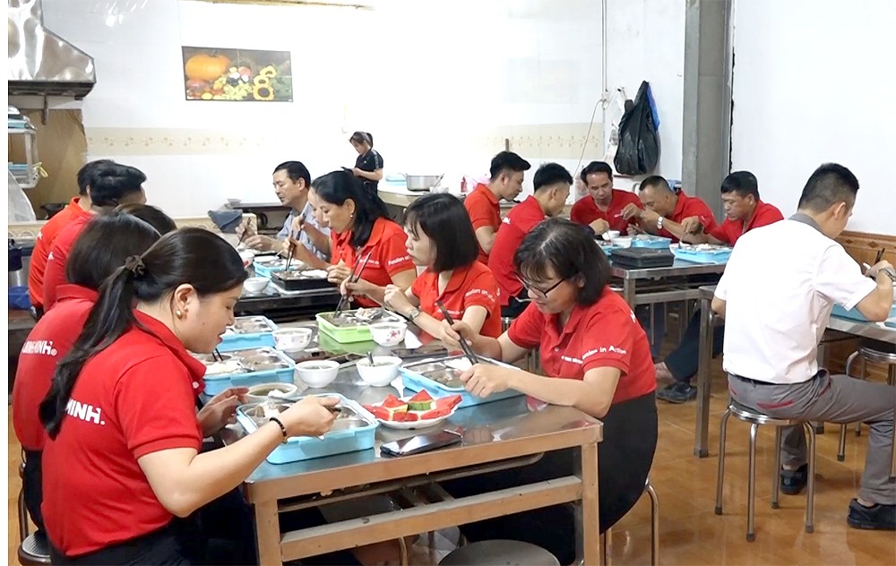 Công tác đảm bảo vệ sinh an toàn thực phẩm những bữa ăn tập thể cho người lao động được quan tâm chú trọng. Công tác đảm bảo vệ sinh an toàn thực phẩm những bữa ăn tập thể cho người lao động được quan tâm chú trọng.