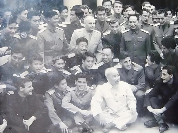 Bác Hồ cùng Đội bóng đá Thể Công tại Giải bóng đá Hữu nghị Quân đội các nước XHCN (SKDA) năm 1960. (Ảnh tư liệu)