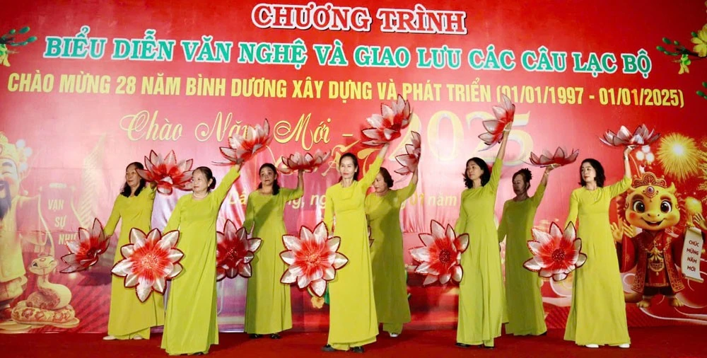 Chương trình văn nghệ chào mừng năm mới 2025 tại huyện Dầu Tiếng được đầu tư dàn dựng đặc sắc.