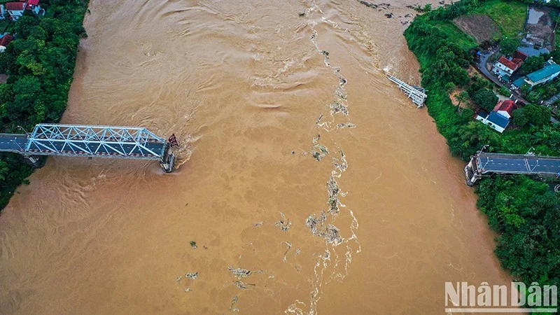 Hiện trường vụ sập nhịp cầu Phong Châu, Phú Thọ ngày 9/9/2024.
