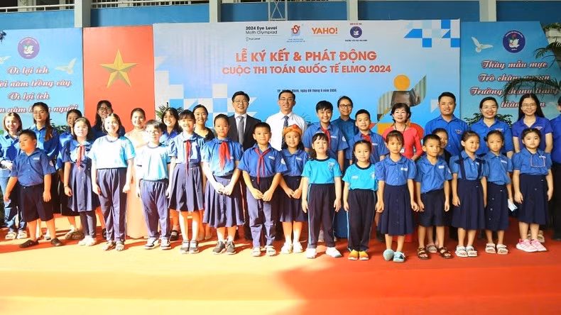 Các em học sinh chụp ảnh lưu niệm cùng các đại biểu.