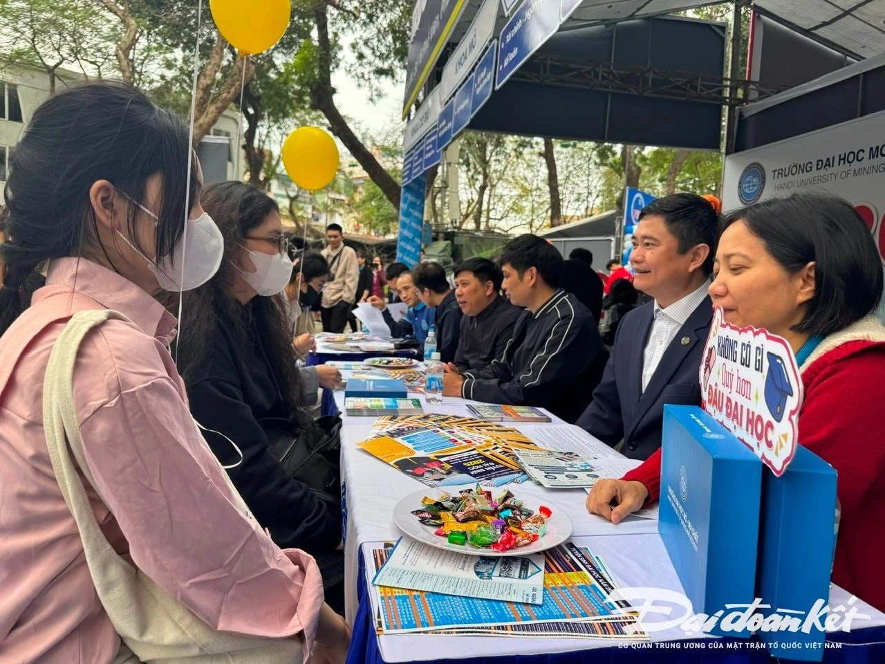 Thí sinh tìm hiểu thông tin tuyển sinh của Trường Đại học Mỏ - Địa chất.