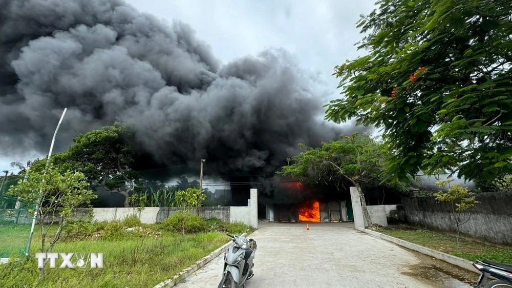 Cháy xưởng thu mua phế liệu ở Sầm Sơn, Thanh Hóa, ngày 31/7. (Nguồn: TTXVN)