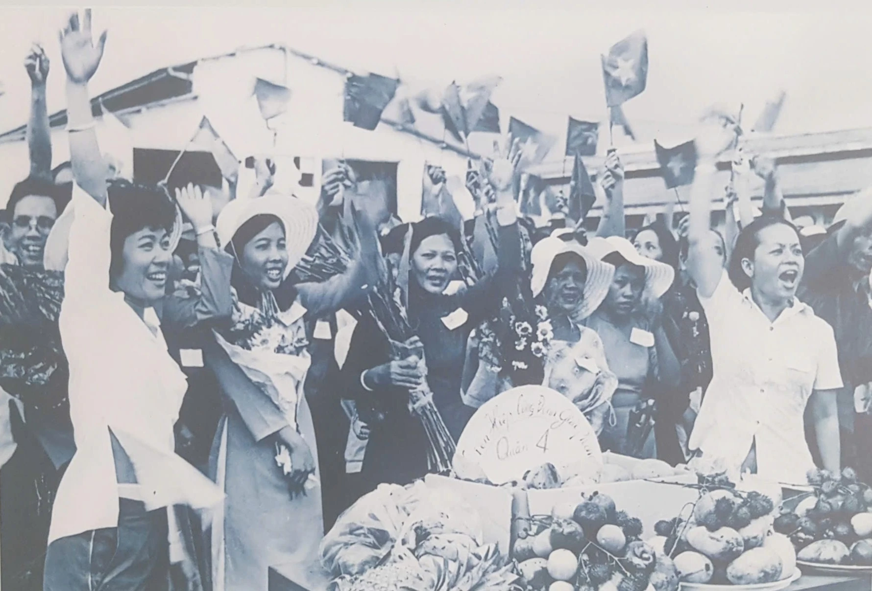 Người dân Sài Gòn mang hoa quả đón mừng đoàn quân giải phóng tiến vào thành phố Ảnh: Đinh Quang Thành