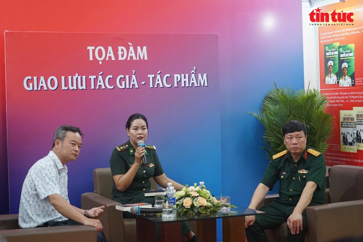 Trung tá, nhà văn Phạm Vân Anh chia sẻ những câu chuyện về một thời hoa lửa hào hùng của dân tộc cho các bạn trẻ.