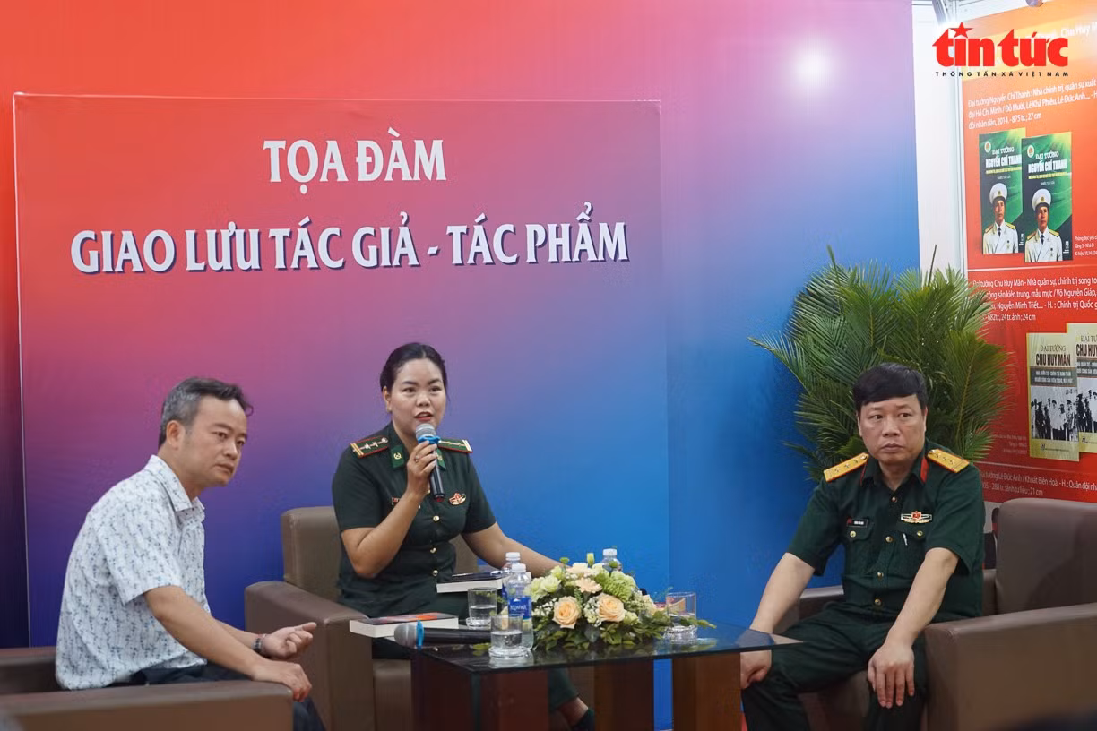 Trung tá, nhà văn Phạm Vân Anh chia sẻ những câu chuyện về một thời hoa lửa hào hùng của dân tộc cho các bạn trẻ.