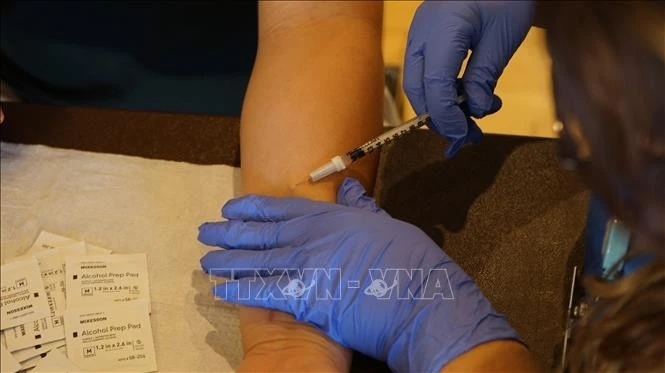 Nhân viên y tế tiêm vaccine phòng bệnh đậu mùa khỉ cho người dân tại Los Angeles, California, Mỹ.