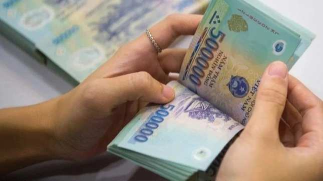 Ngoài tiền lương làm thêm giờ, dịp 30/4-1/5 người lao động có thể được nhận thêm tiền thưởng từ người sử dụng lao động. Ảnh minh họa.