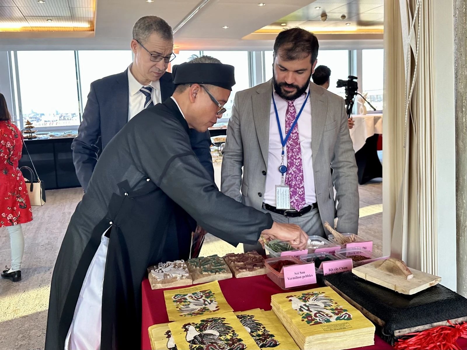 Ông Oualid Mahdaoui, phái đoàn Algérie, tìm hiểu chất liệu màu vẽ tranh.