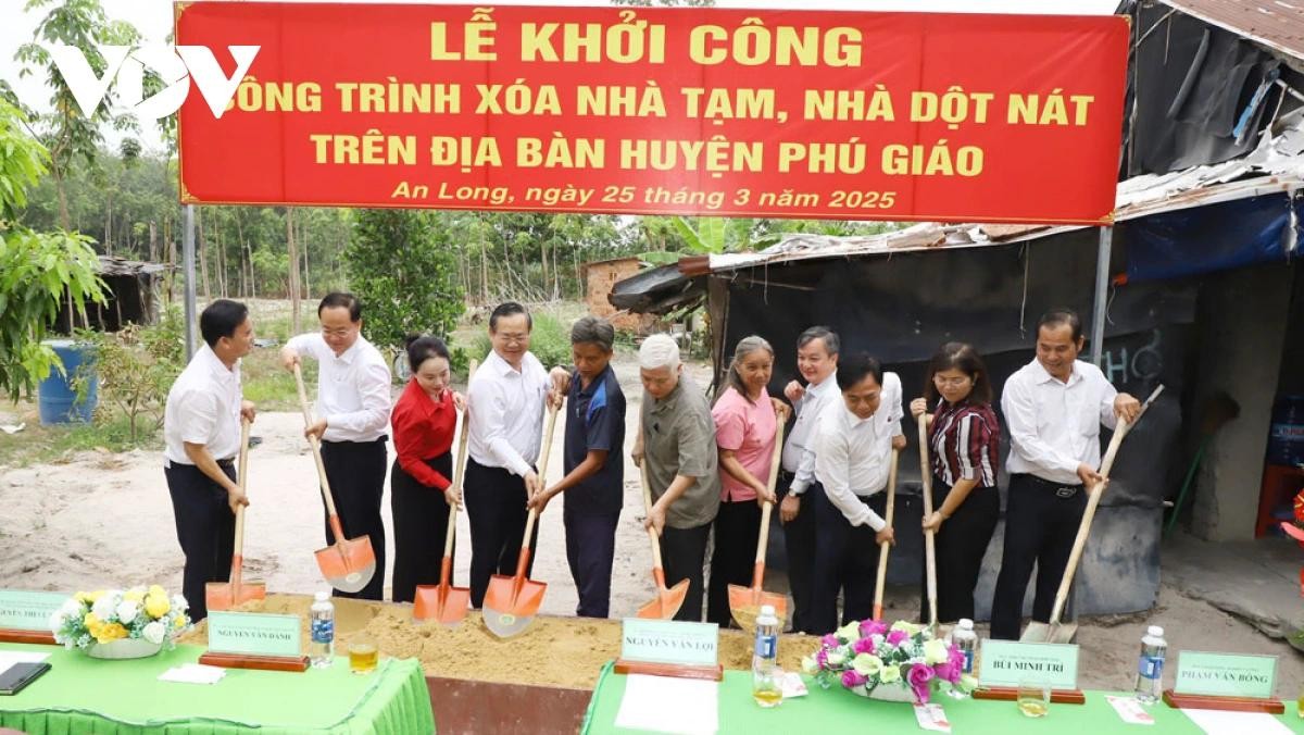 Lãnh đạo tỉnh Bình Dương động thổ xây nhà cho hộ nghèo. Lãnh đạo tỉnh Bình Dương động thổ xây nhà cho hộ nghèo.