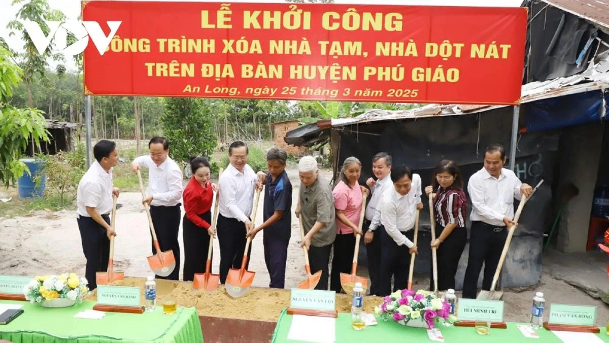 Lãnh đạo tỉnh Bình Dương động thổ xây nhà cho hộ nghèo.