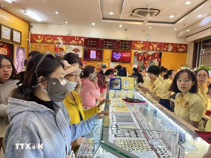 Thị trường vàng giao dịch khá sôi động trong thời điểm giá vàng tăng sốc.