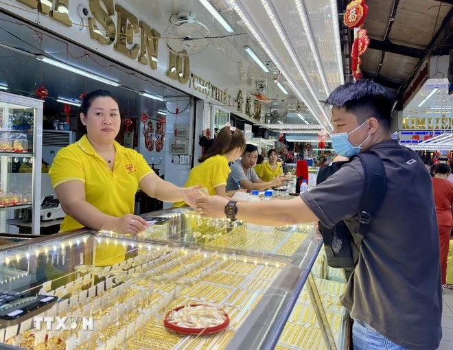 Khách mua tại một tiệm vàng ở khu phố Vàng bạc, quận 5, Thành phố Hồ Chí Minh.