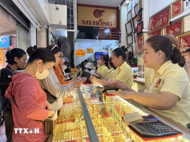 Nhiều người dân vẫn đổ xô mua vào bất chấp giá vàng đang neo ở mức cao. Nhiều người dân vẫn đổ xô mua vào bất chấp giá vàng đang neo ở mức cao.
