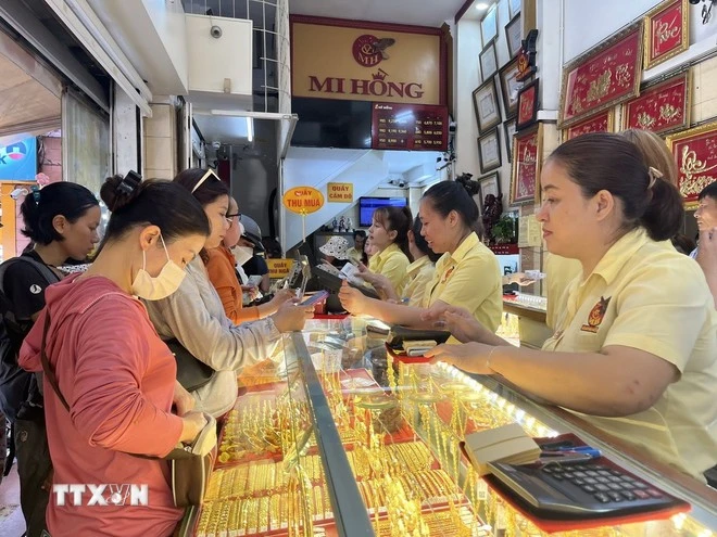 Nhiều người dân vẫn đổ xô mua vào bất chấp giá vàng đang neo ở mức cao.