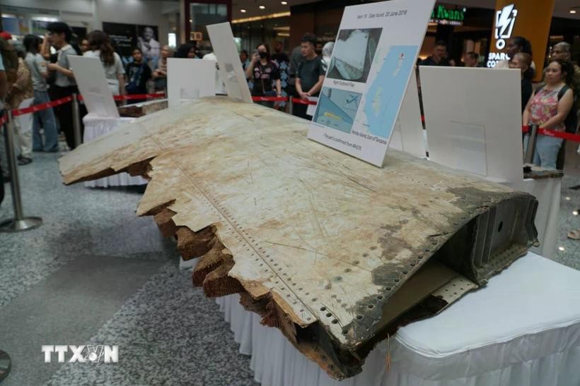 Một phần của cánh máy bay MH 370. Một phần của cánh máy bay MH 370.