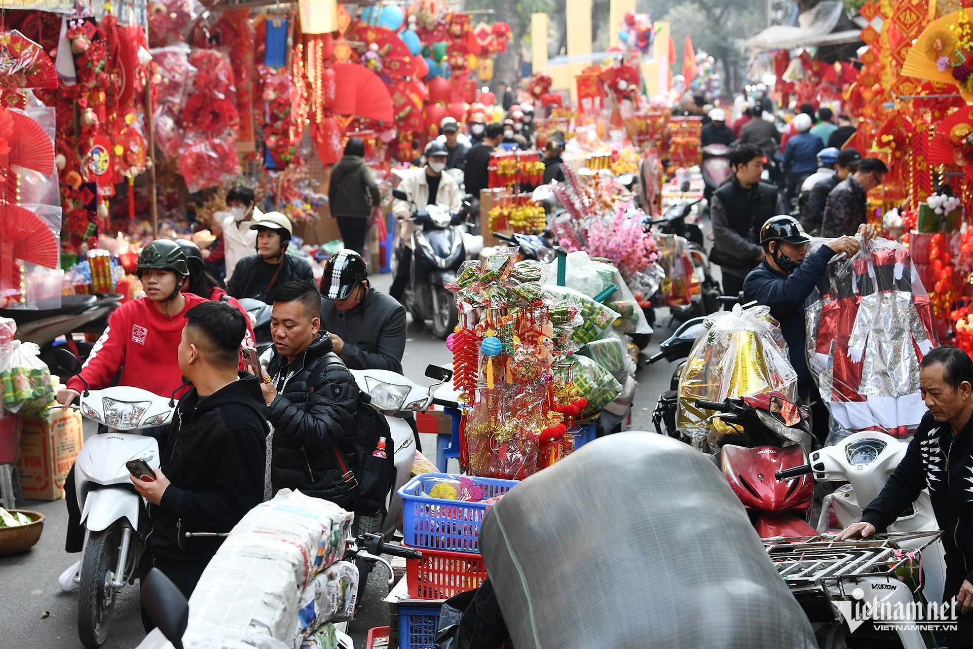 Cảnh nhộn nhịp ở chợ hoa Hàng Lược.