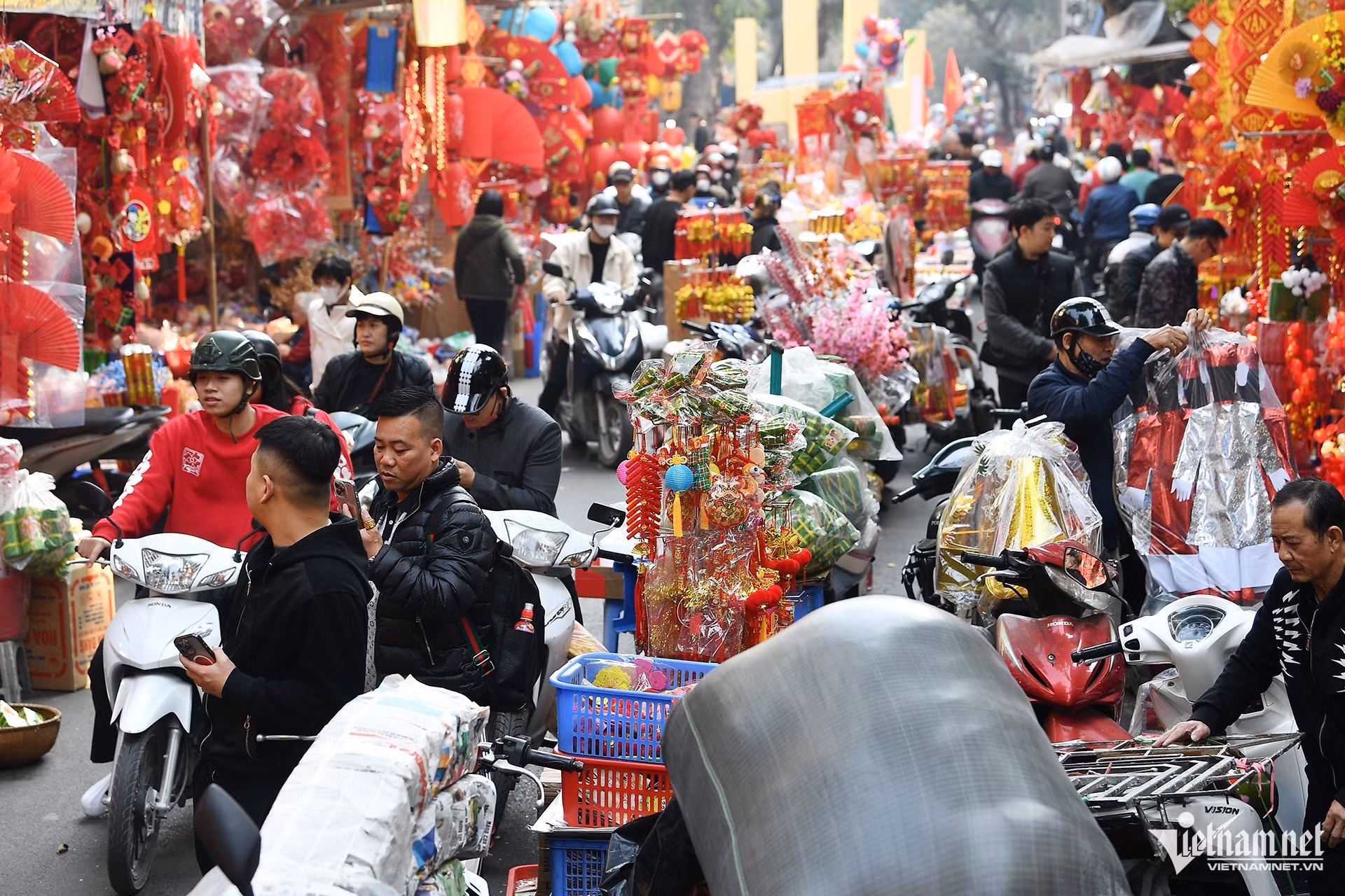 Cảnh nhộn nhịp ở chợ hoa Hàng Lược.