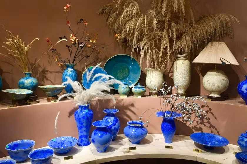 Các sản phẩm trưng bày ở làng Gốm Bát Tràng có vẻ đẹp độc đáo, sáng tạo.