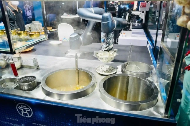 Robot phục vụ phở tại Lễ hội văn hóa ẩm thực Hà Nội năm 2024.