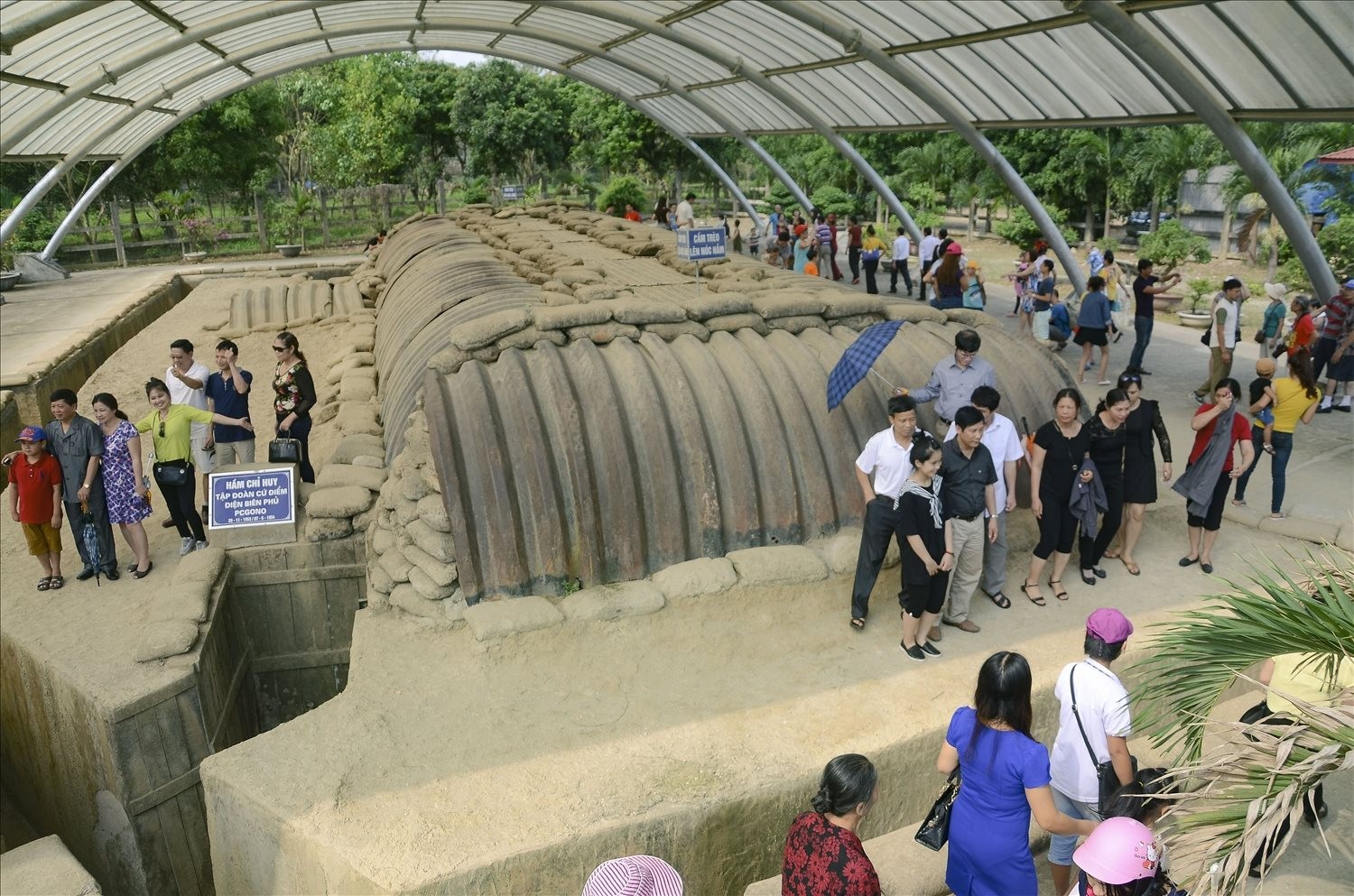 Du khách đến với các di tích cách mạng ở tỉnh Điện Biên ngày càng đông. Du khách đến với các di tích cách mạng ở tỉnh Điện Biên ngày càng đông.