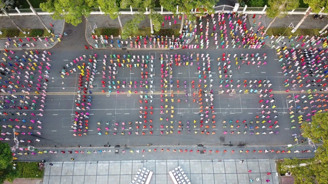 Phụ nữ mặc áo dài xếp số 1.985 chào mừng kỷ niệm 1.985 năm Khởi nghĩa Hai Bà Trưng.