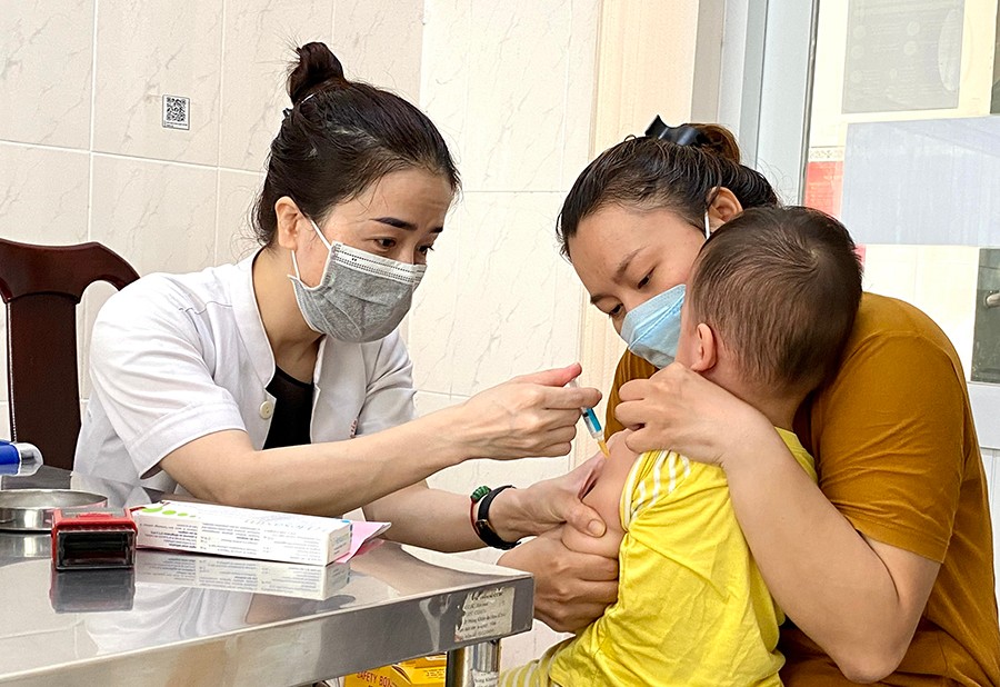 Bộ Y tế nêu rõ, thẩm quyền tham mưu tổ chức triển khai các hoạt động đáp ứng phòng chống bệnh, dịch bệnh truyền nhiễm trên địa bàn theo quy định tại khoản 2 Điều 12 Thông tư số 17/2019/TT-BYT ngày 17/7/2019 của Bộ trưởng Bộ Y tế hướng dẫn giám sát và đáp ứng với bệnh, dịch bệnh truyền nhiễm do cơ quan chuyên môn về y tế thuộc Ủy ban nhân dân cấp xã thực hiện. (Ảnh minh hoạ) Bộ Y tế nêu rõ, thẩm quyền tham mưu tổ chức triển khai các hoạt động đáp ứng phòng chống bệnh, dịch bệnh truyền nhiễm trên địa bàn theo quy định tại khoản 2 Điều 12 Thông tư số 17/2019/TT-BYT ngày 17/7/2019 của Bộ trưởng Bộ Y tế hướng dẫn giám sát và đáp ứng với bệnh, dịch bệnh truyền nhiễm do cơ quan chuyên môn về y tế thuộc Ủy ban nhân dân cấp xã thực hiện. (Ảnh minh hoạ)